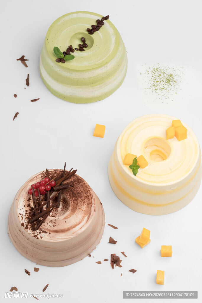 三色美味甜点诱人呈现