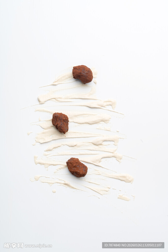 散落坚果与奶油纹理画面