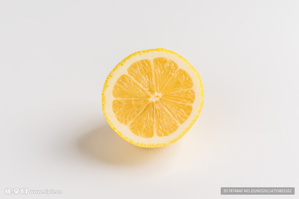 半颗鲜柠檬特写