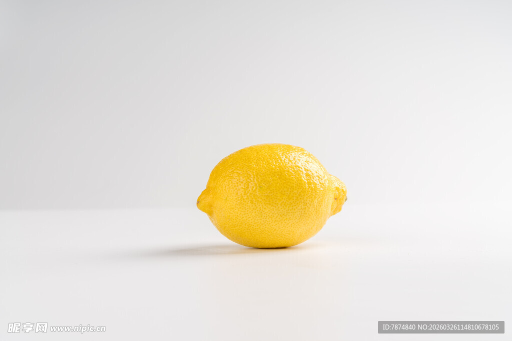 单个鲜黄色柠檬静物照