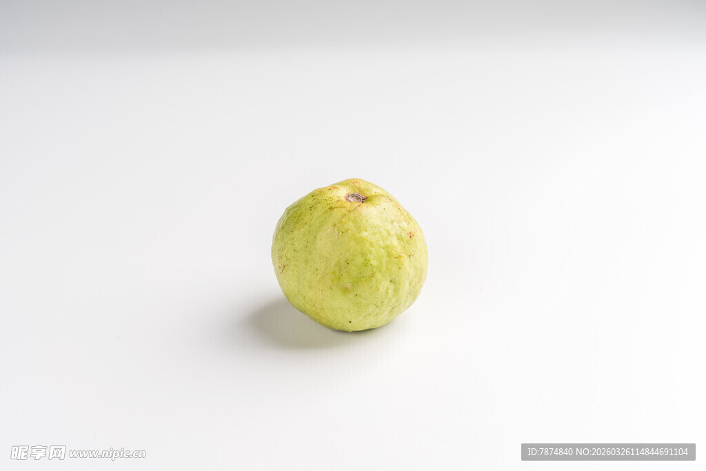 单个黄绿色番石榴特写