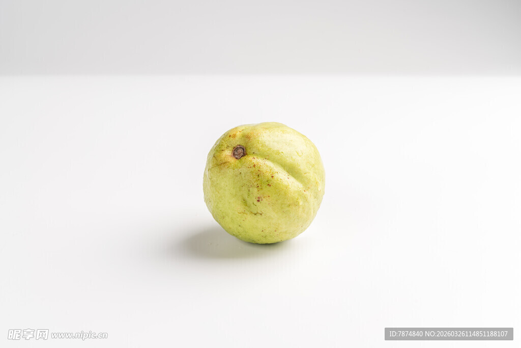 单个黄绿色番石榴静物图