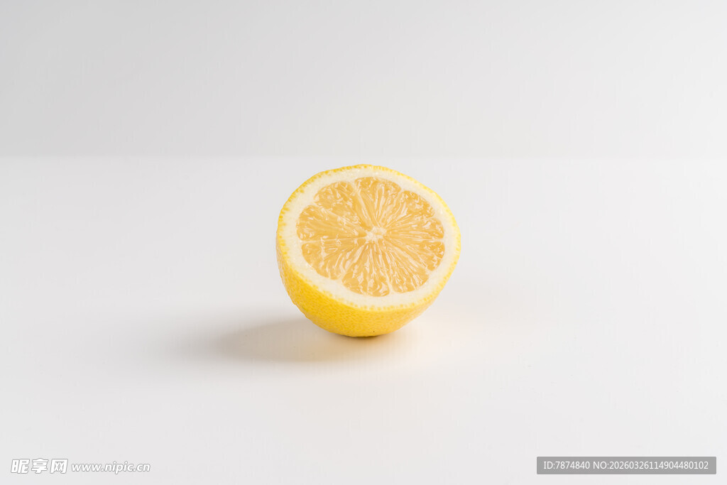 半颗柠檬静物特写