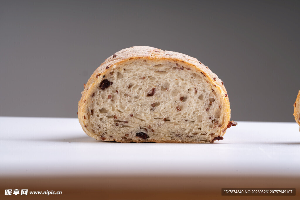 切片葡萄干面包特写