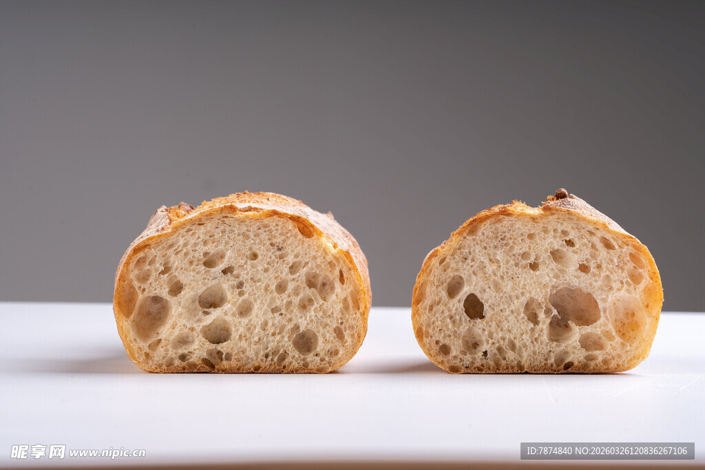 两片美味多孔的新鲜面包