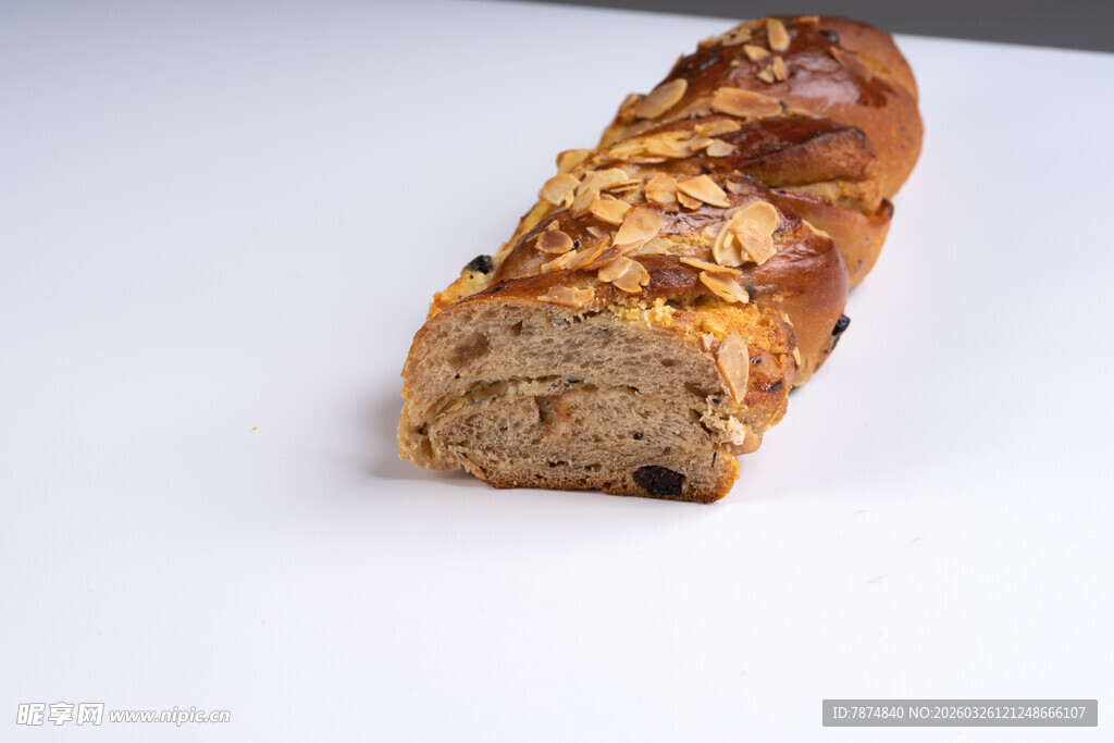 坚果葡萄干全麦面包