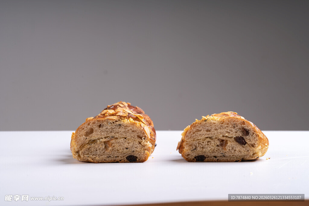 美味核桃酥 切成两半展示