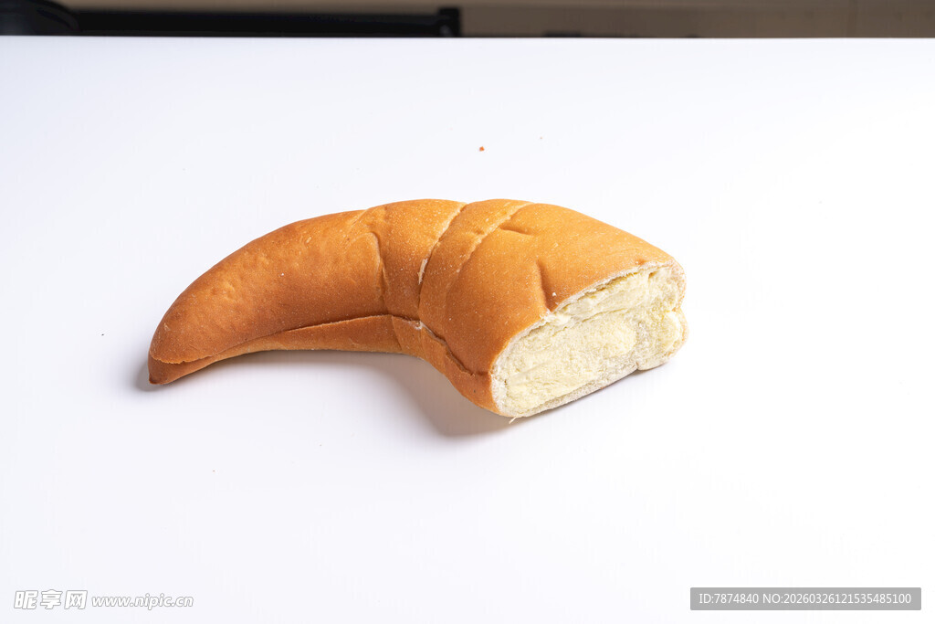 半块牛角面包特写