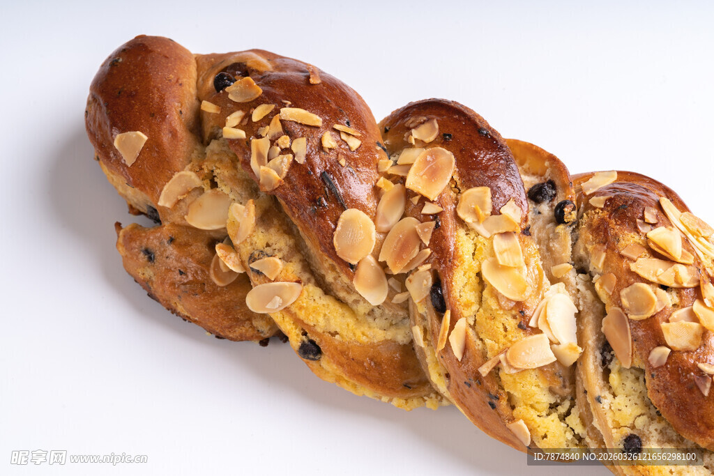 果仁装饰的美味面包