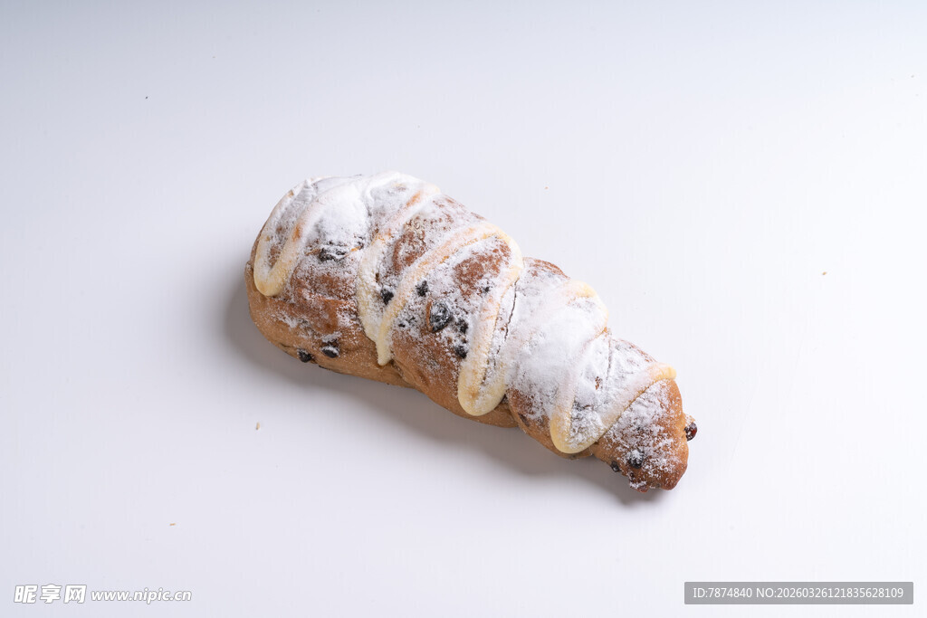 糖粉覆盖的美味面包卷