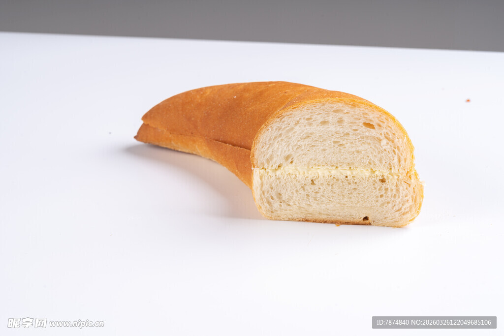 半块松软的长条面包
