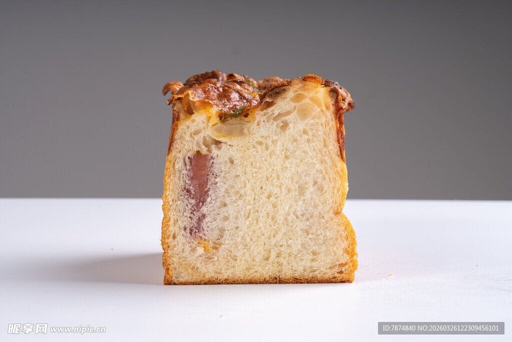 切片果仁磅蛋糕特写