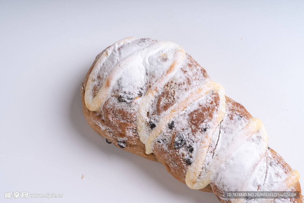 切片葡萄干面包撒糖粉