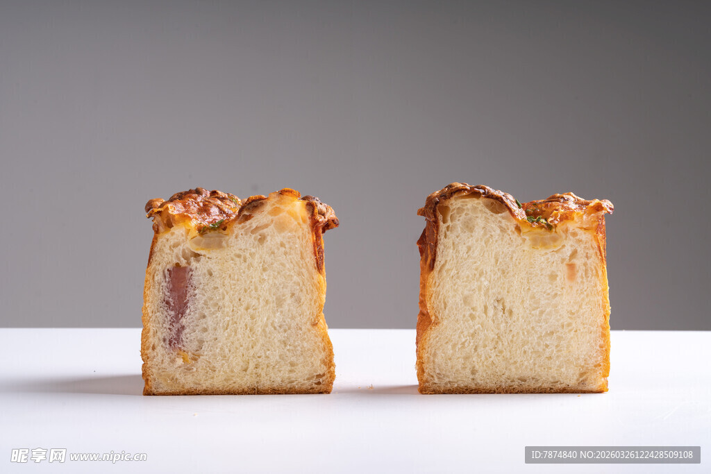 两片美味夹心面包切片
