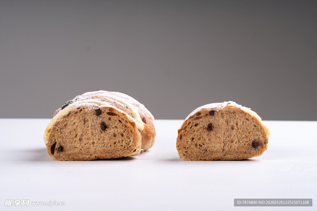 切片葡萄干面包特写