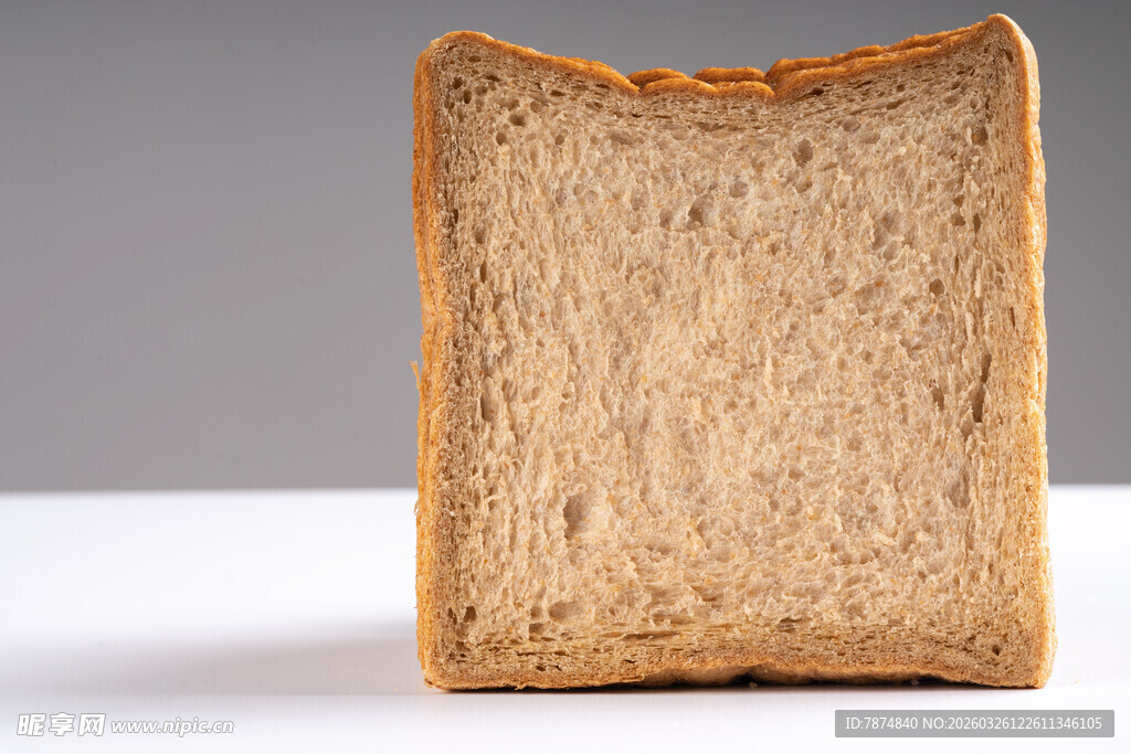 一片全麦面包特写