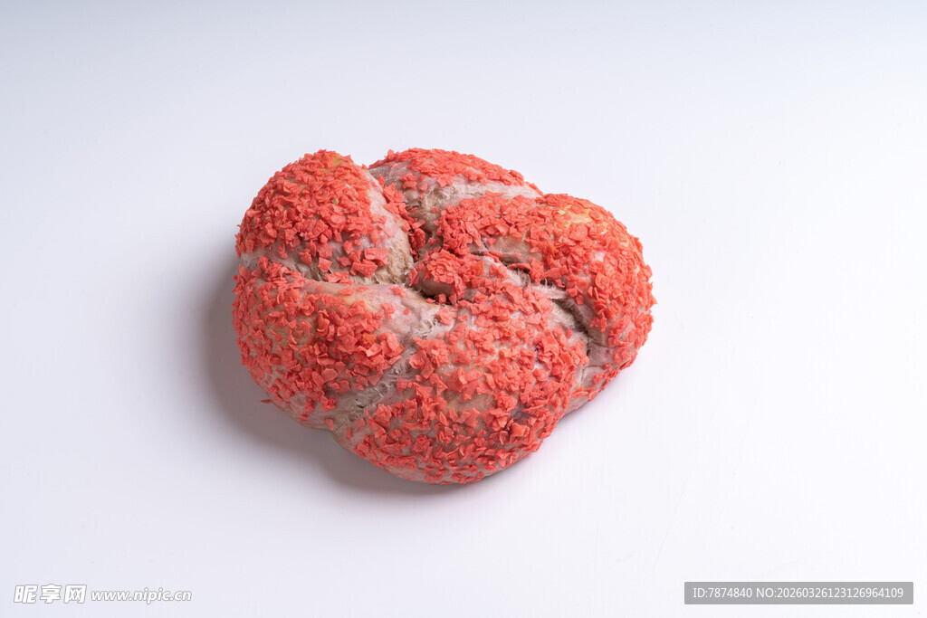 红色撒粉心形糕点