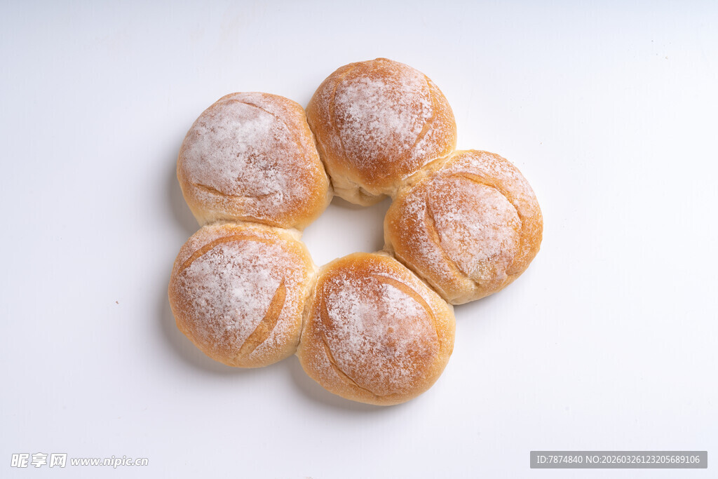 糖粉点缀的美味圆形面包