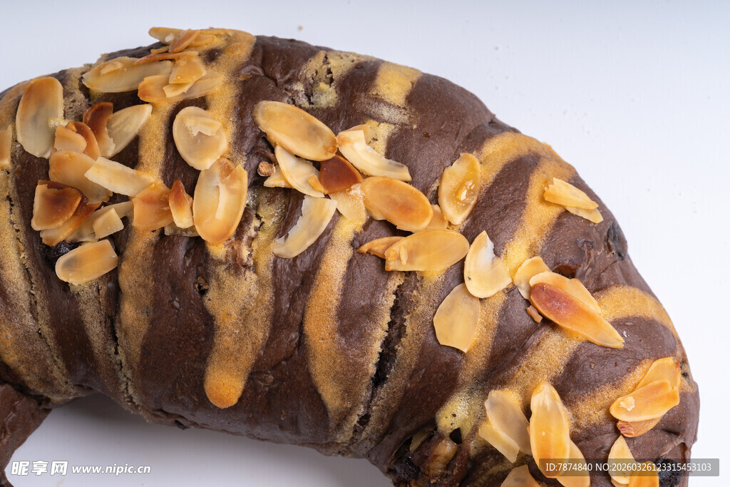 巧克力坚果装饰面包