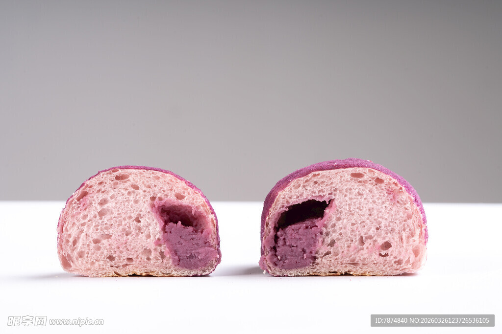 切开的紫薯夹心糕点