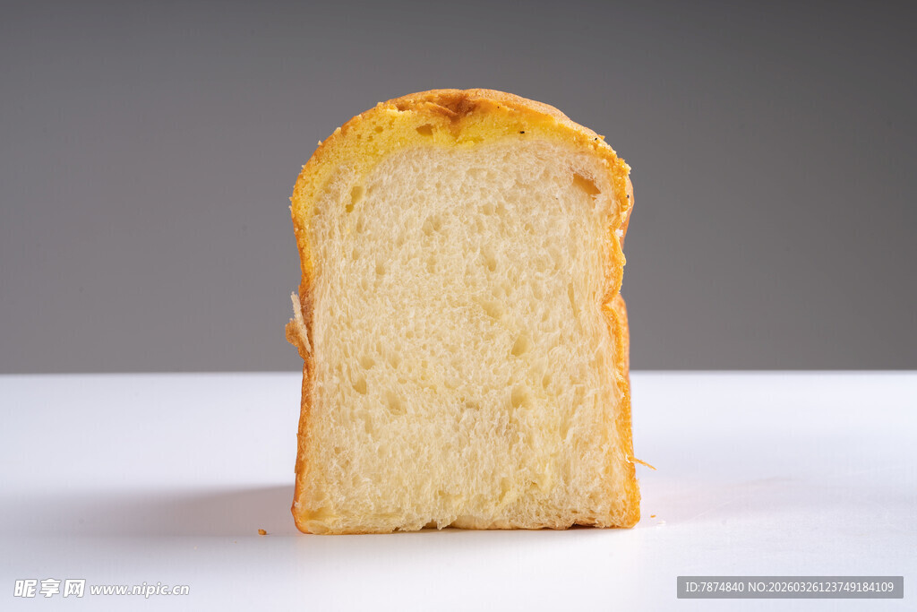 一片松软的切片白面包