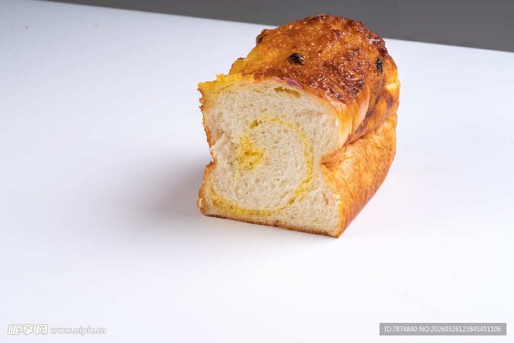 切开的美味面包