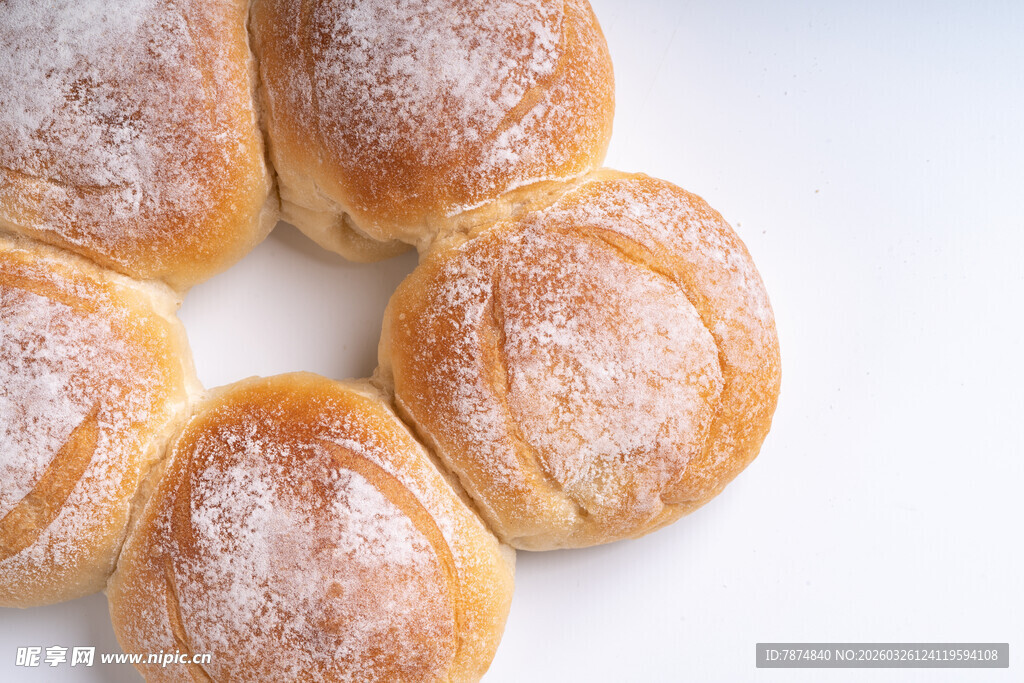 糖粉面包圈整齐排列