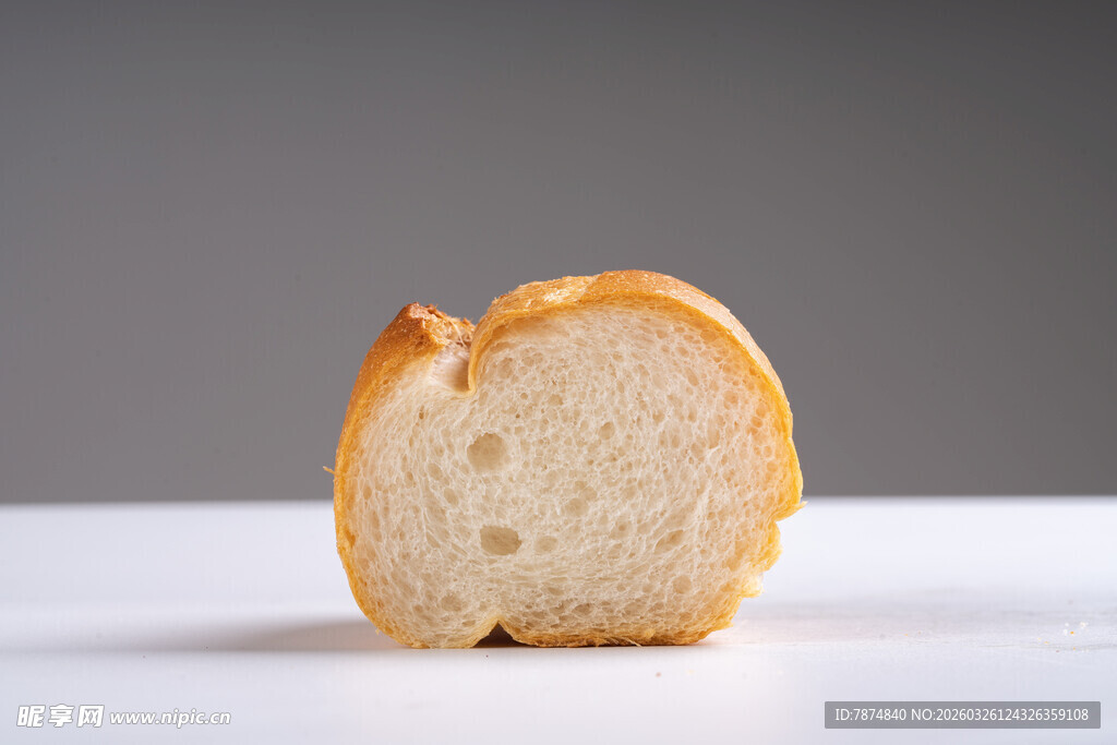 半块松软面包特写