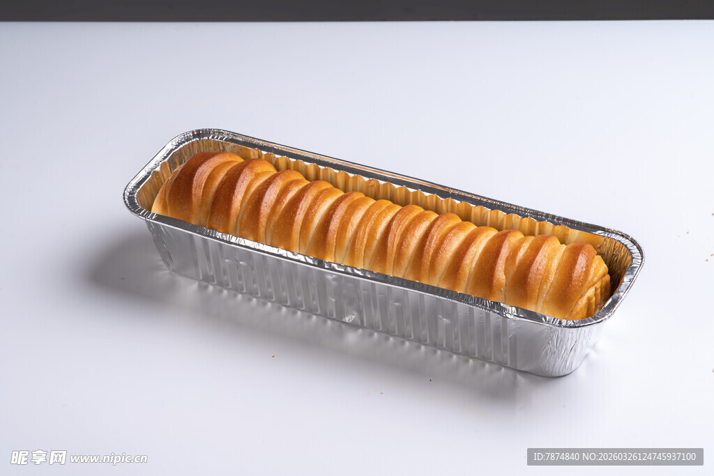 铝箔盒中的螺旋状面包