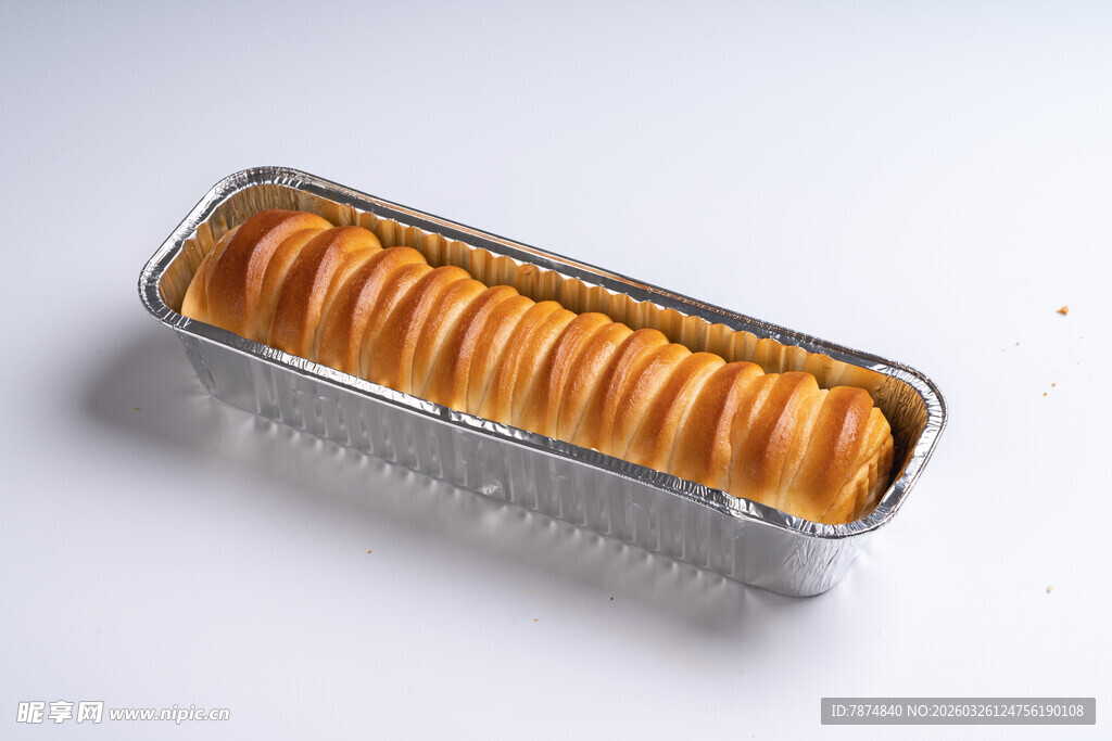 铝箔盒中的美味面包卷