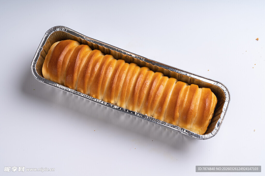 铝箔盒中的美味螺旋糕点