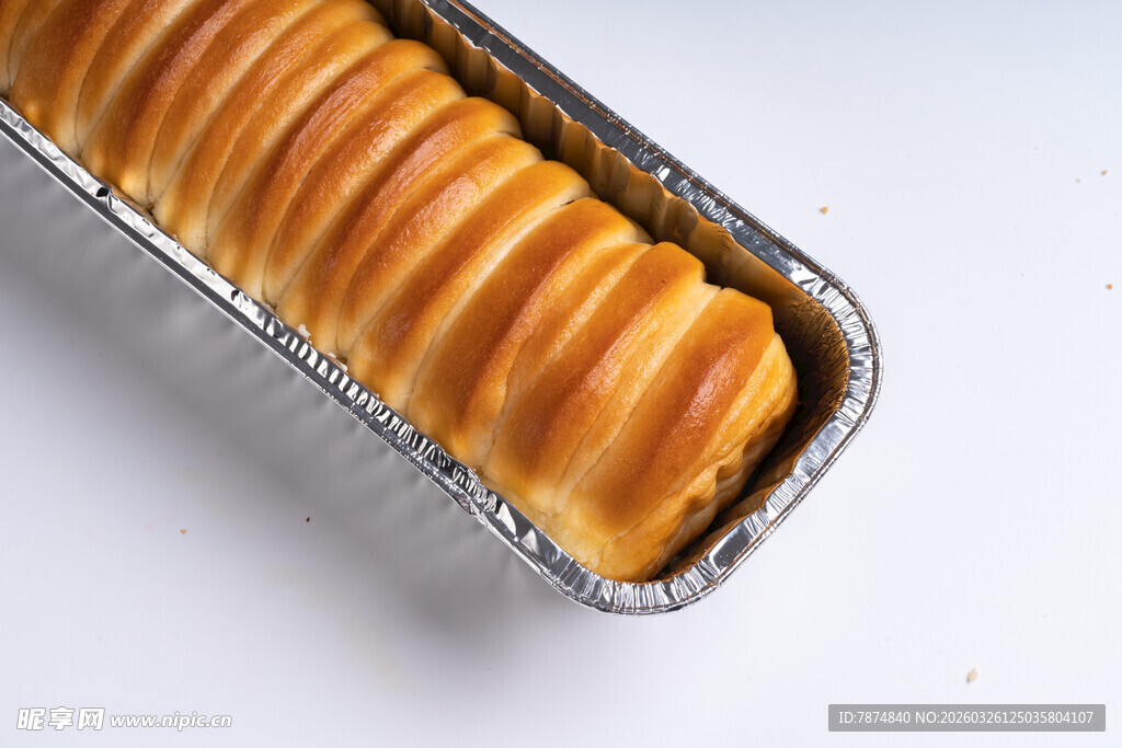 铝箔盒中的美味卷状糕点