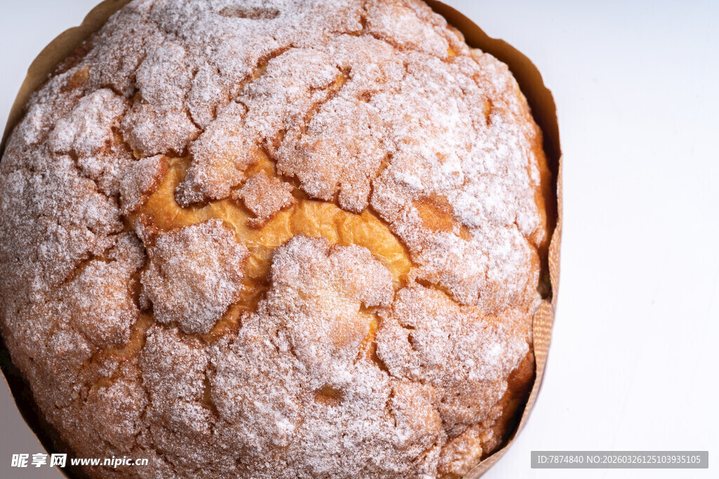 撒糖粉的美味裂口面包