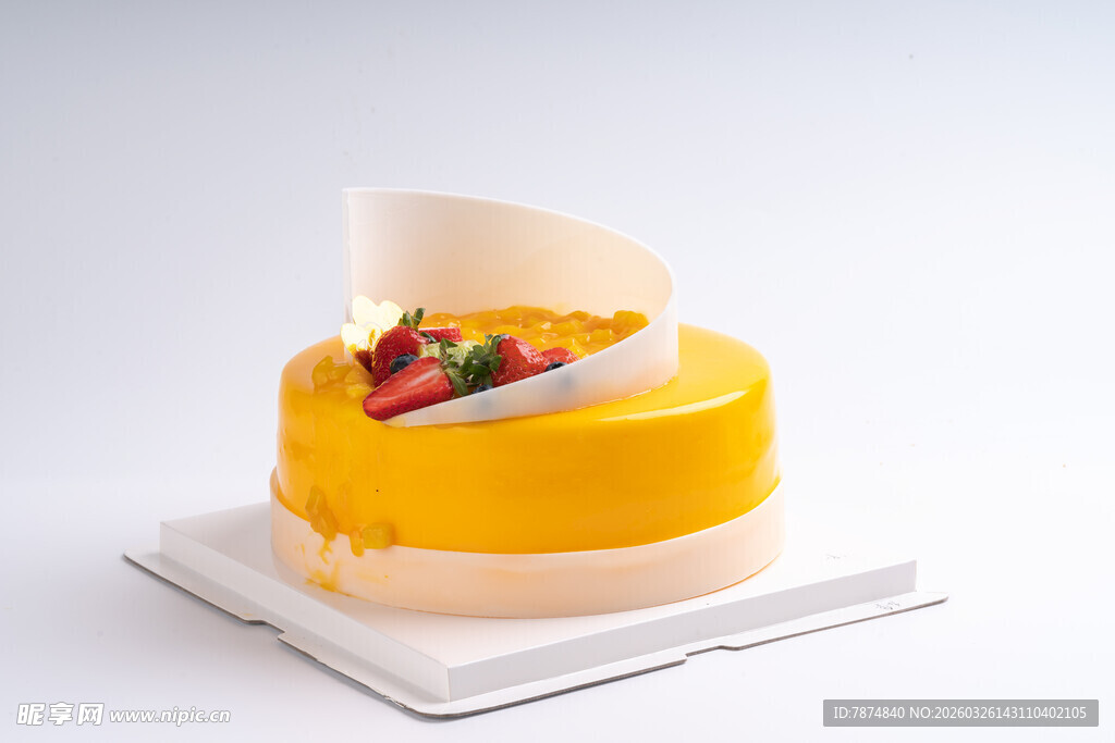 精致水果装饰的美味蛋糕