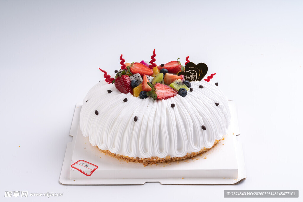 装饰水果的美味奶油蛋糕