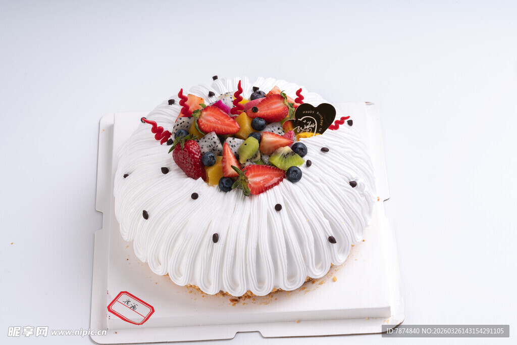水果装饰的美味奶油蛋糕