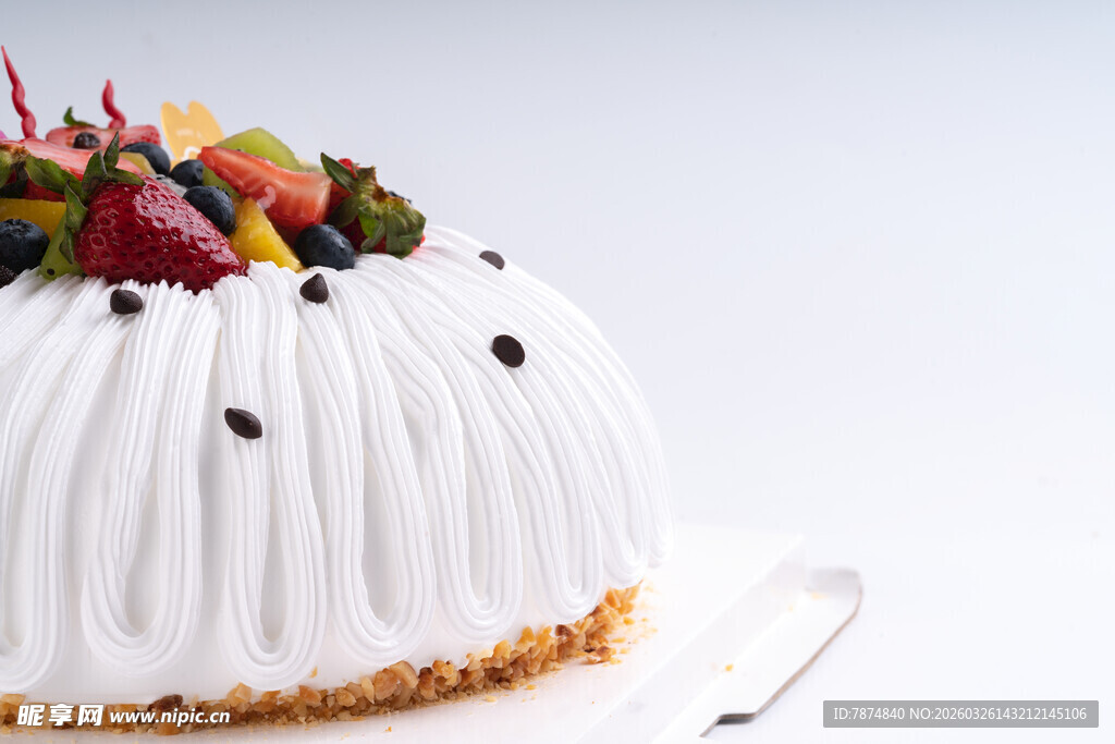 美味水果装饰的白色蛋糕