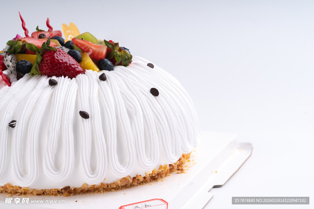 水果装饰的精美白色蛋糕