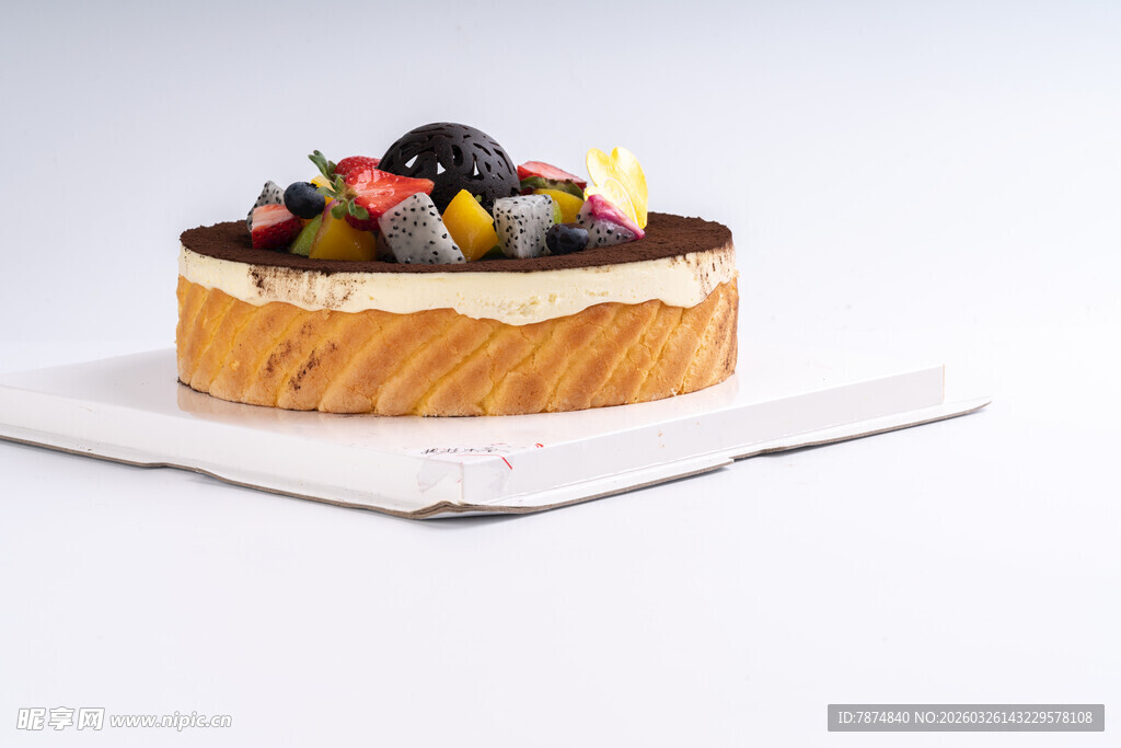 水果装饰的美味糕点