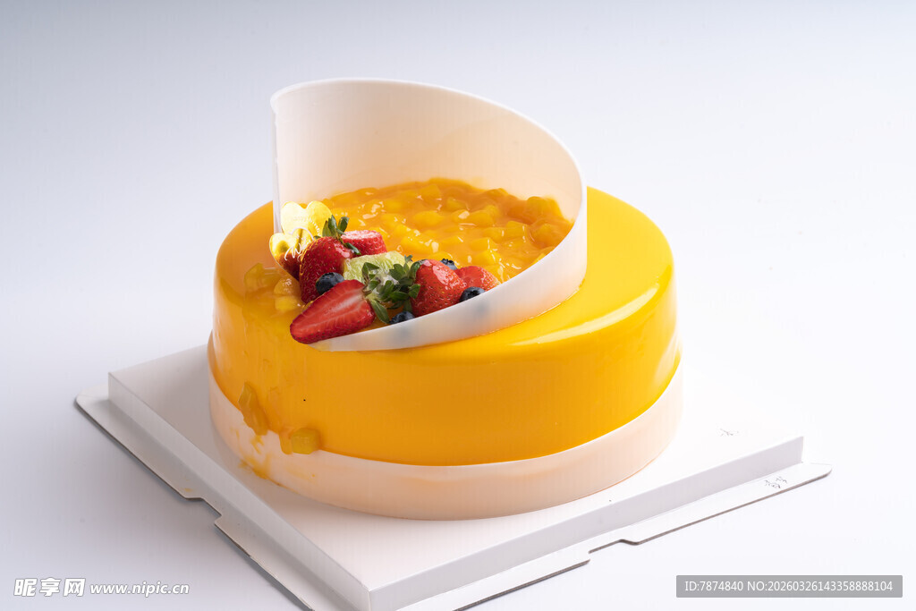 芒果鲜果装饰美味蛋糕