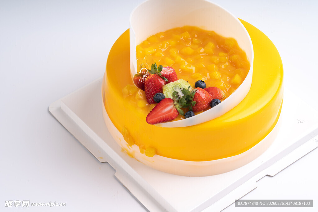 草莓点缀的黄色美味蛋糕