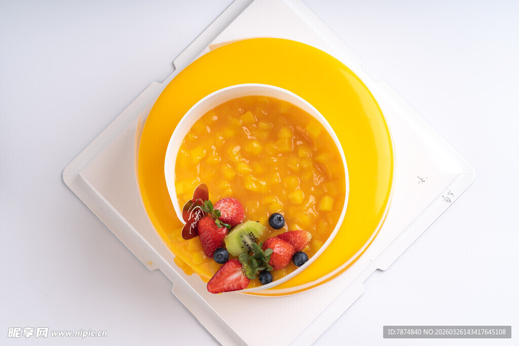 水果点缀的黄色美味蛋糕