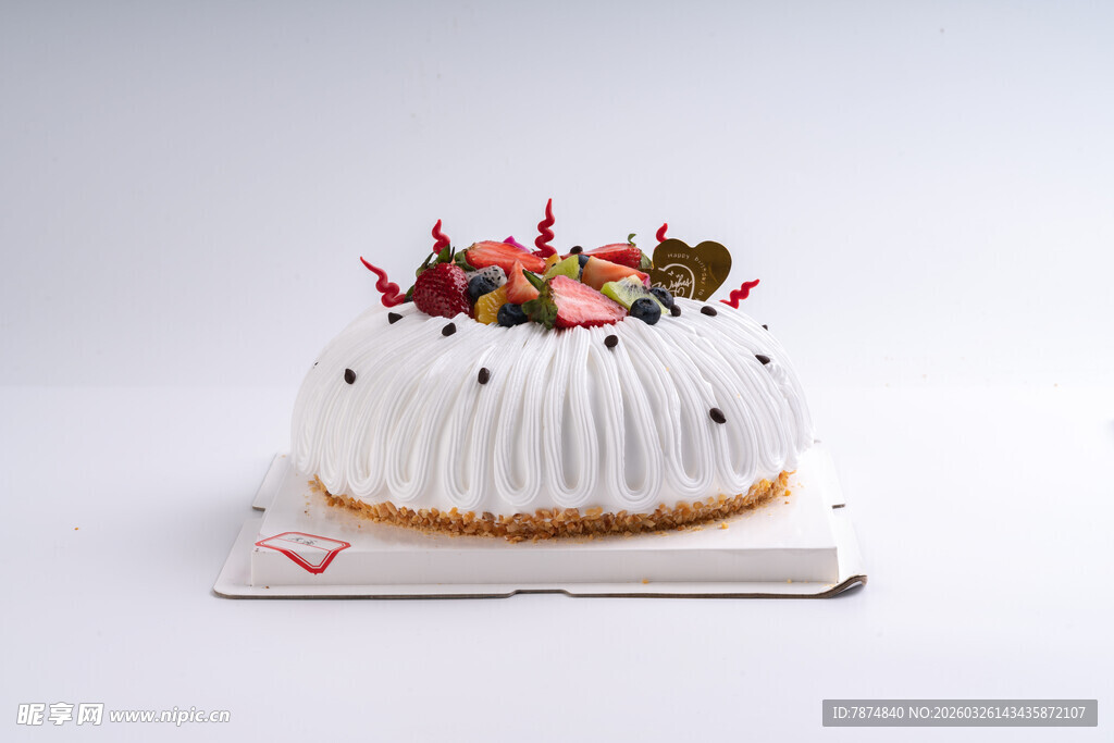 精致水果装饰奶油蛋糕