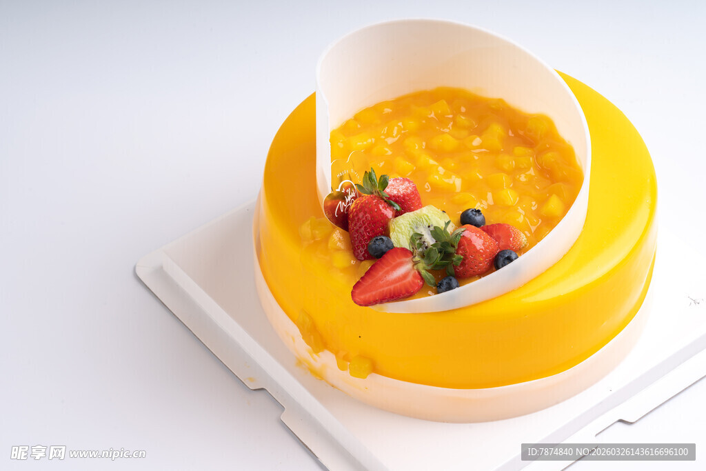 芒果草莓夹心创意蛋糕