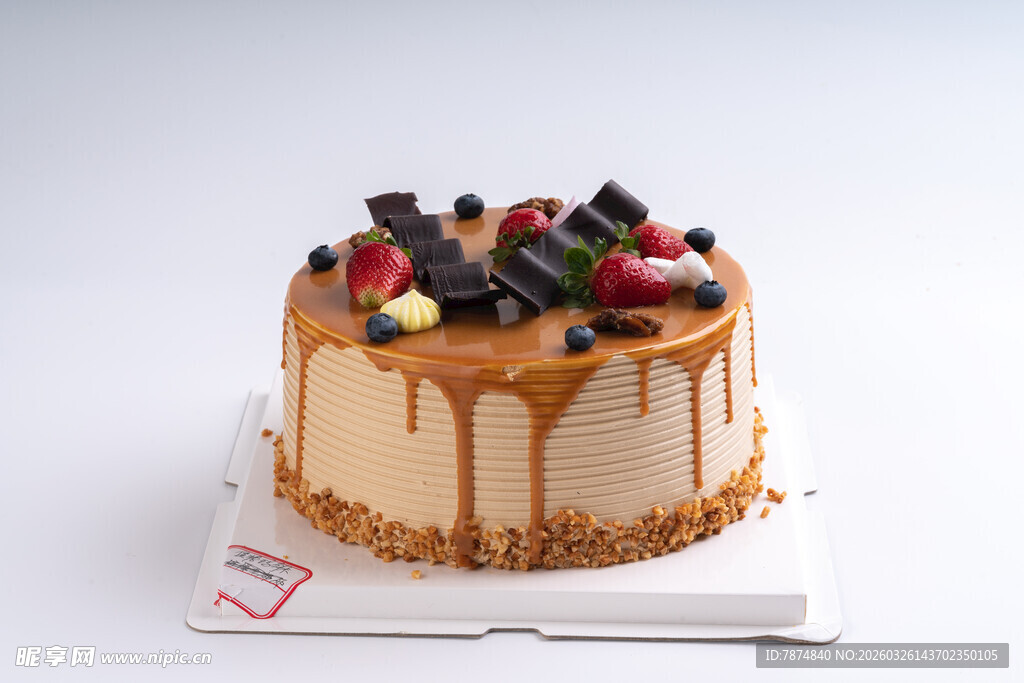 焦糖水果装饰美味蛋糕