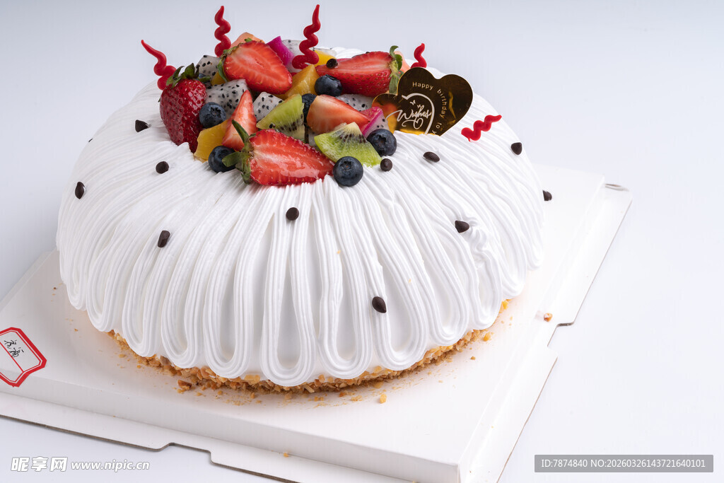 精致水果装饰的美味蛋糕