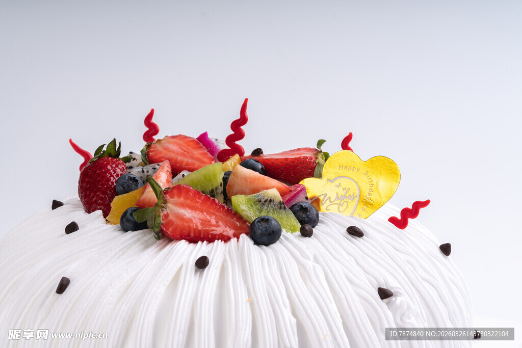 水果装饰的精美白色蛋糕