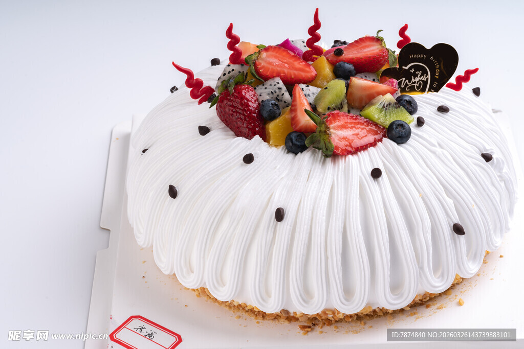 水果装饰的美味蛋白霜蛋糕