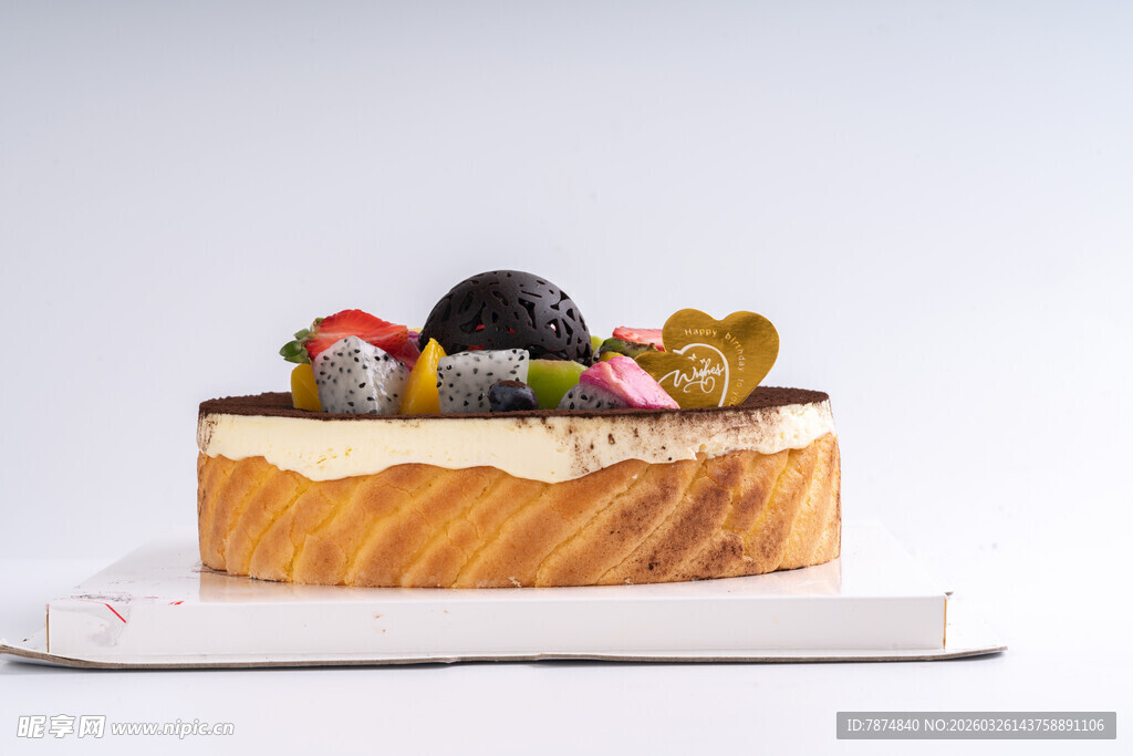 美味水果装饰的精致蛋糕