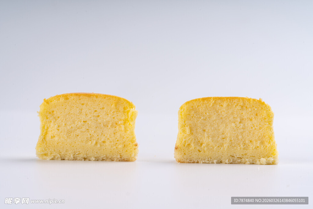 两片金黄松软的切片面包